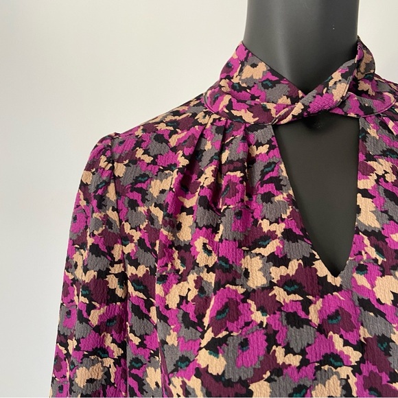 RW&CO / FLORAL CUTOUT TWIST NECK BLOUSE - Picture 11 of 13